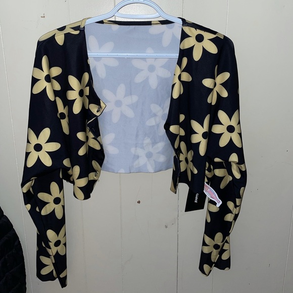 Empty soda floral print cropped button up shirt - Picture 3 of 4